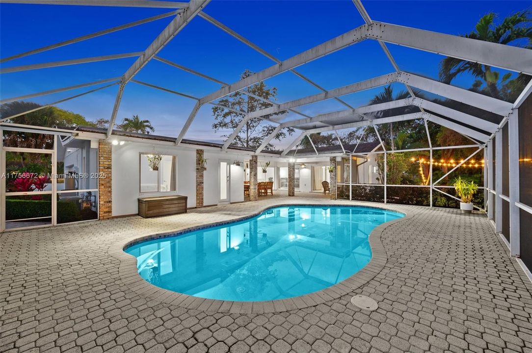 Vendido Recientemente: $1,575,000 (5 camas, 3 baños, 2509 Pies cuadrados)