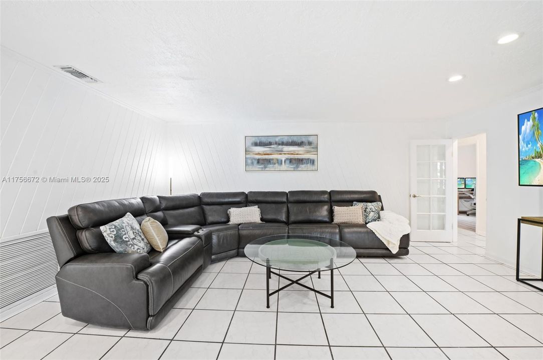 Vendido Recientemente: $1,575,000 (5 camas, 3 baños, 2509 Pies cuadrados)