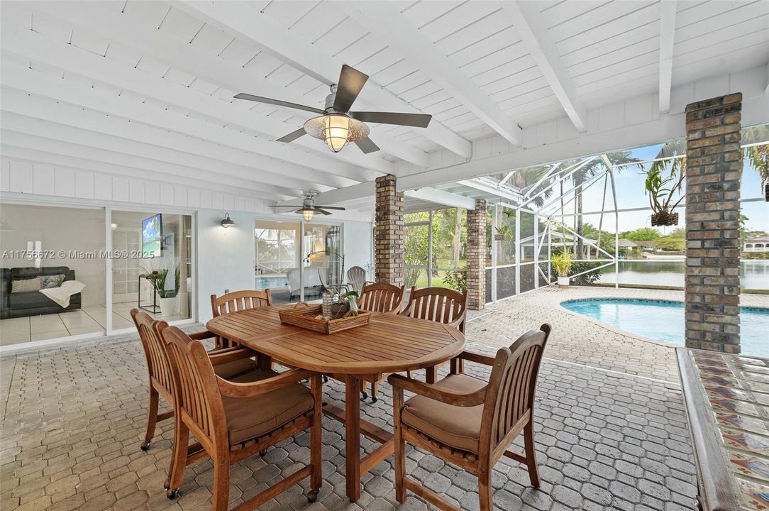 Vendido Recientemente: $1,575,000 (5 camas, 3 baños, 2509 Pies cuadrados)