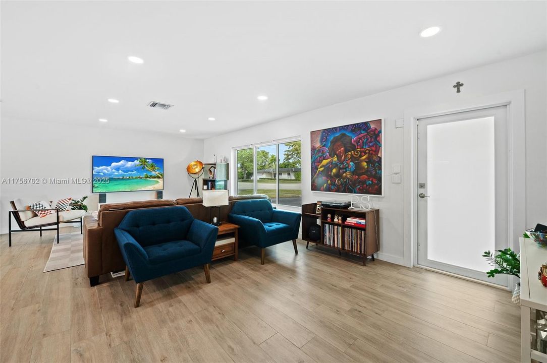 最近售出: $1,199,000 (4 贝兹, 3 浴室, 2054 平方英尺)