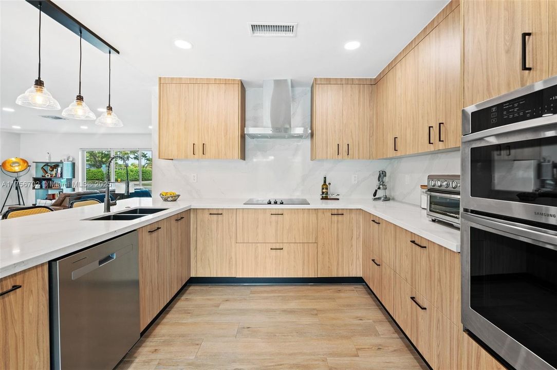 最近售出: $1,199,000 (4 贝兹, 3 浴室, 2054 平方英尺)