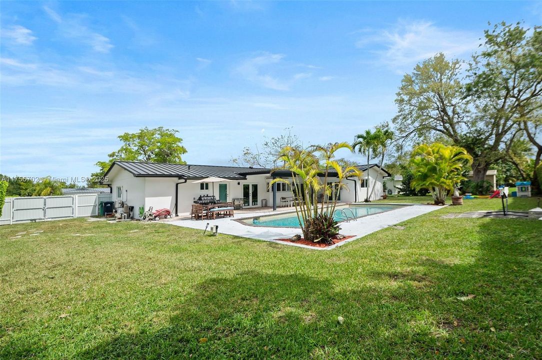 最近售出: $1,199,000 (4 贝兹, 3 浴室, 2054 平方英尺)