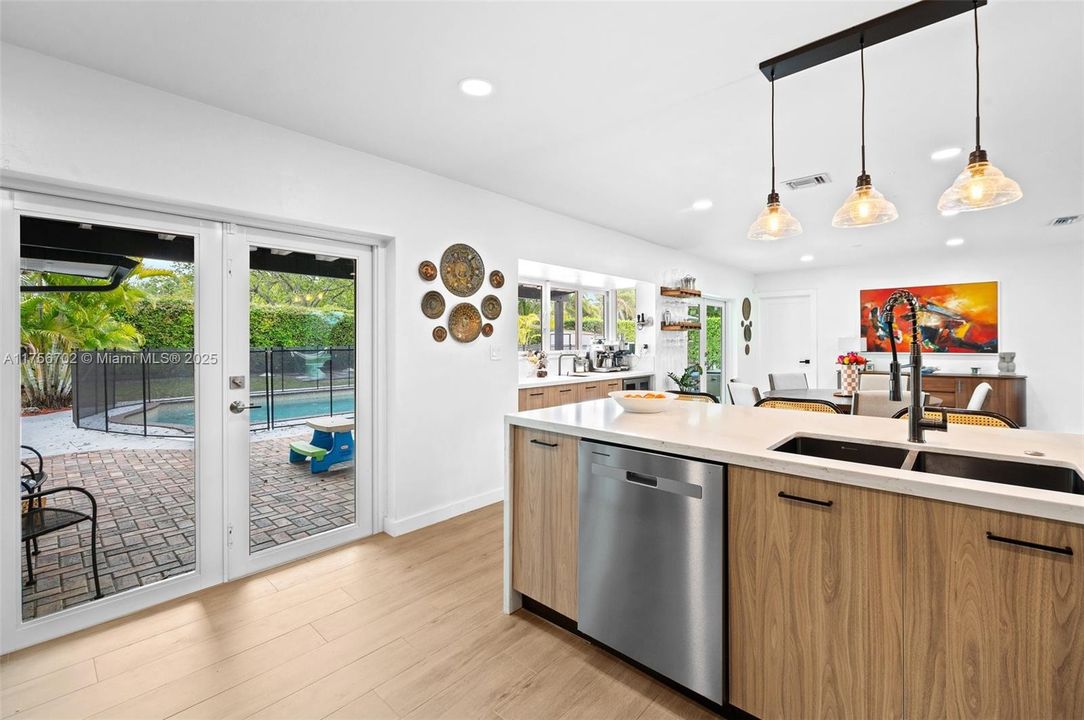 最近售出: $1,199,000 (4 贝兹, 3 浴室, 2054 平方英尺)