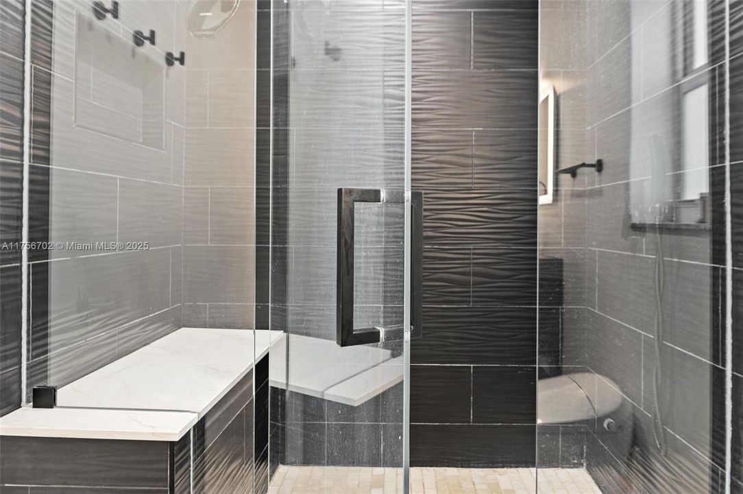 最近售出: $1,199,000 (4 贝兹, 3 浴室, 2054 平方英尺)