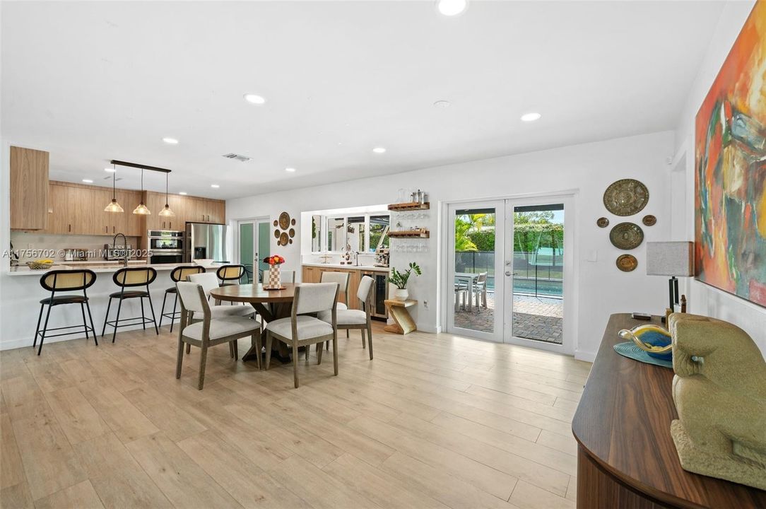 最近售出: $1,199,000 (4 贝兹, 3 浴室, 2054 平方英尺)