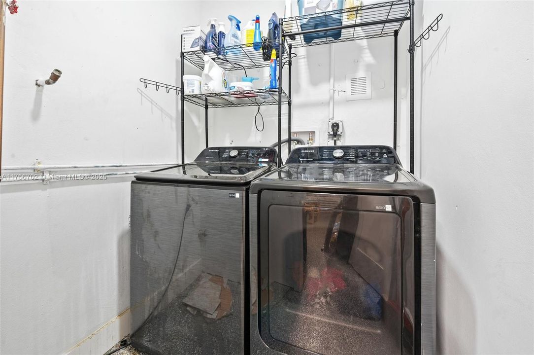 最近售出: $1,199,000 (4 贝兹, 3 浴室, 2054 平方英尺)