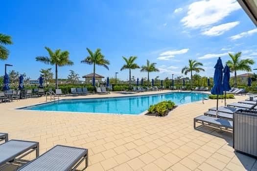 最近售出: $430,000 (3 贝兹, 3 浴室, 1328 平方英尺)