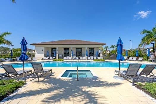 最近售出: $430,000 (3 贝兹, 3 浴室, 1328 平方英尺)