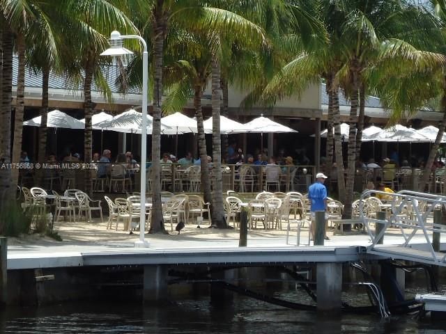 Many waterfront restaurants to choose from all close by
