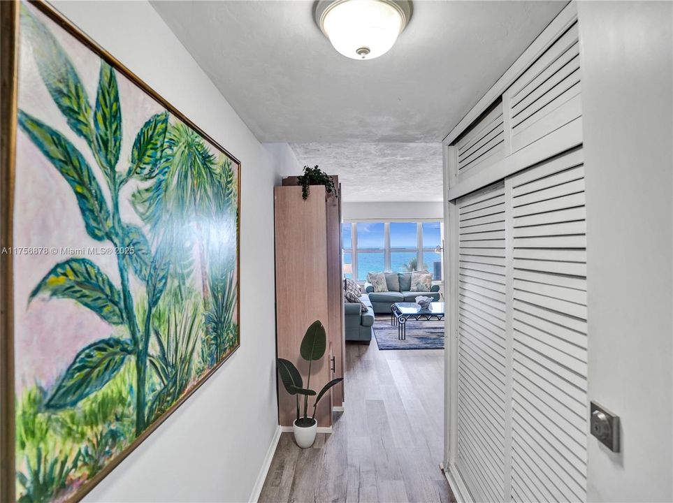 For Sale: $300,000 (1 beds, 1 baths, 600 Square Feet)