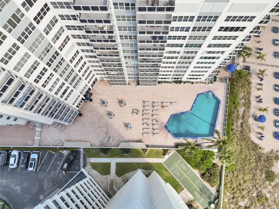 For Sale: $300,000 (1 beds, 1 baths, 600 Square Feet)