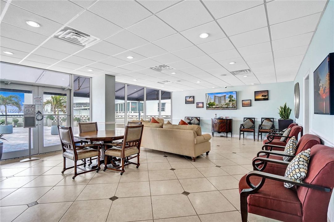 For Sale: $300,000 (1 beds, 1 baths, 600 Square Feet)