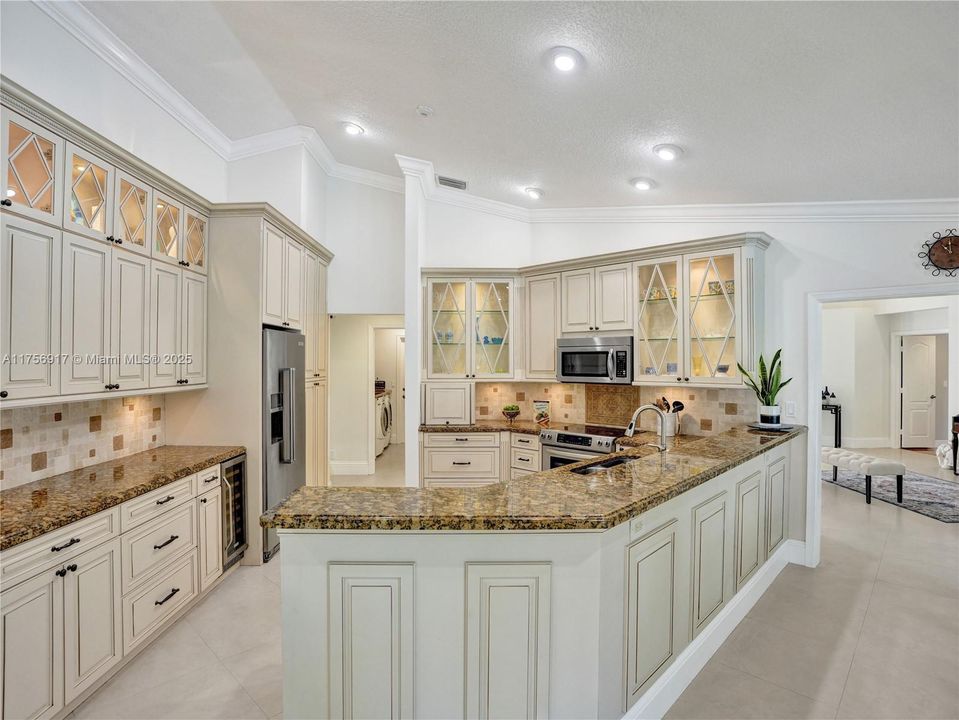 Beautiful big kitchen w/ granite countertops, SS appliances, newer SS fridge- 2023