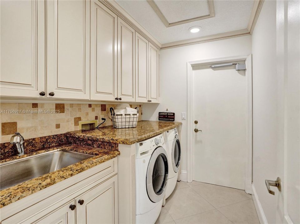 Recently Sold: $1,195,000 (5 beds, 3 baths, 2825 Square Feet)