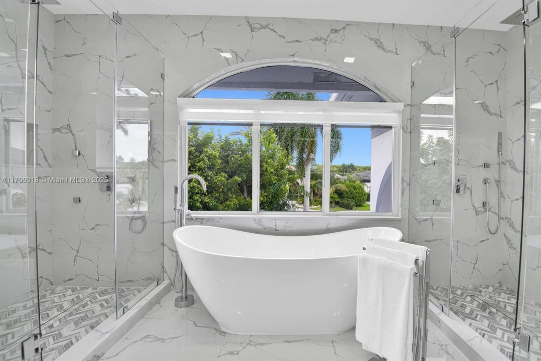 For Sale: $3,895,000 (6 beds, 6 baths, 4201 Square Feet)