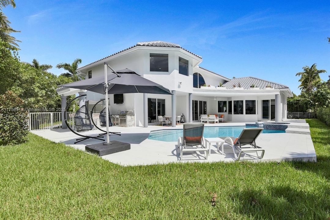 For Sale: $3,895,000 (6 beds, 6 baths, 4201 Square Feet)
