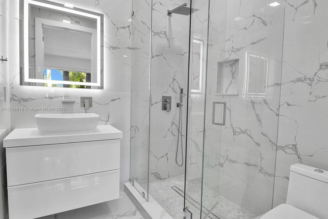 For Sale: $3,895,000 (6 beds, 6 baths, 4201 Square Feet)