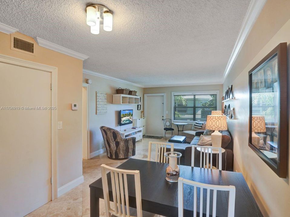 For Sale: $215,000 (2 beds, 2 baths, 800 Square Feet)