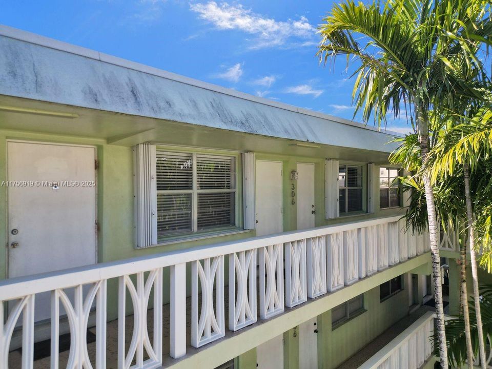 For Sale: $215,000 (2 beds, 2 baths, 800 Square Feet)