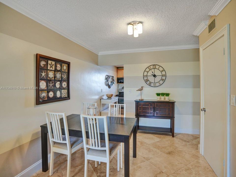 For Sale: $215,000 (2 beds, 2 baths, 800 Square Feet)