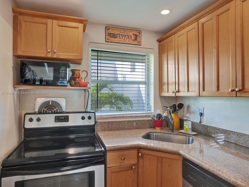 For Sale: $215,000 (2 beds, 2 baths, 800 Square Feet)