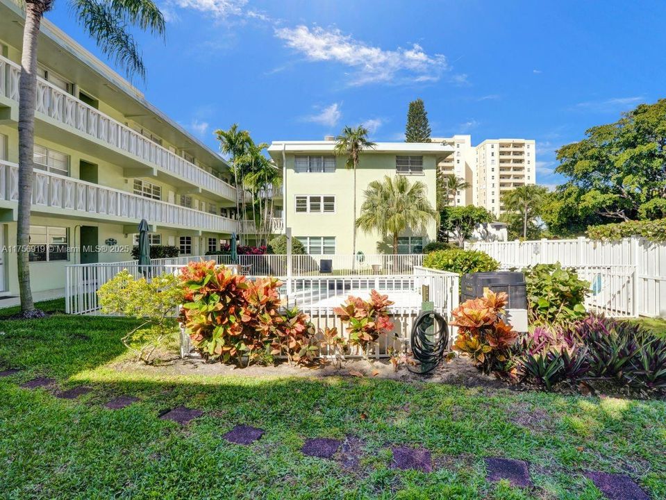 For Sale: $215,000 (2 beds, 2 baths, 800 Square Feet)