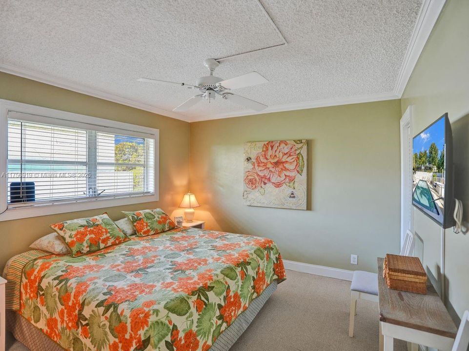 For Sale: $215,000 (2 beds, 2 baths, 800 Square Feet)