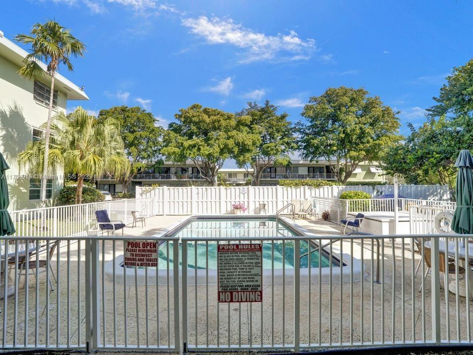 For Sale: $215,000 (2 beds, 2 baths, 800 Square Feet)