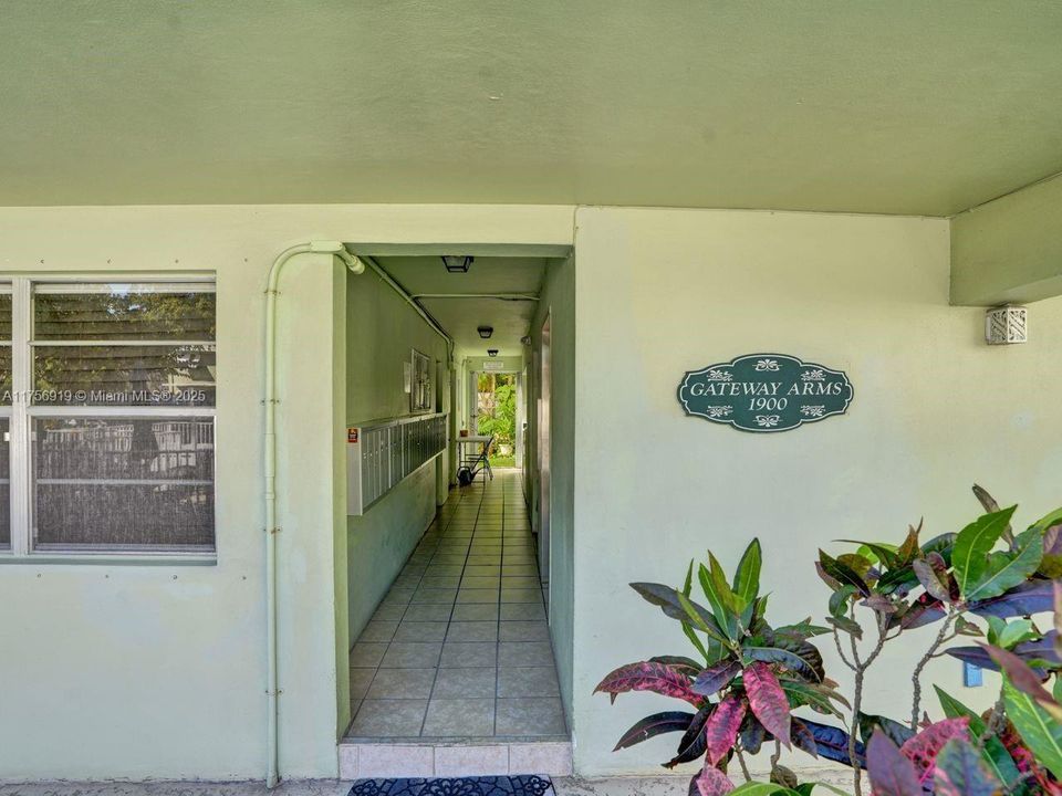 For Sale: $215,000 (2 beds, 2 baths, 800 Square Feet)