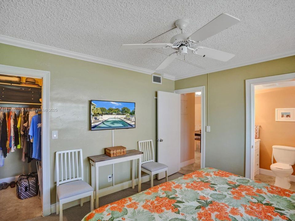 For Sale: $215,000 (2 beds, 2 baths, 800 Square Feet)