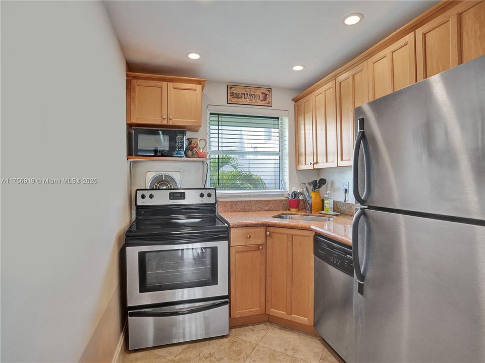 For Sale: $215,000 (2 beds, 2 baths, 800 Square Feet)
