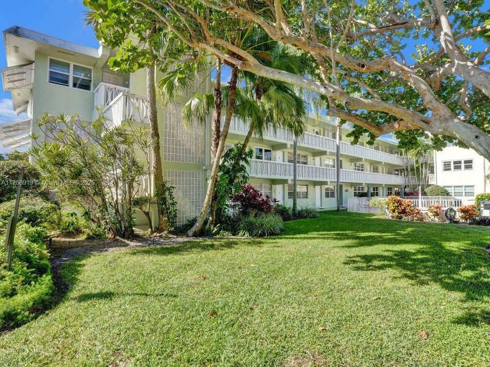 For Sale: $215,000 (2 beds, 2 baths, 800 Square Feet)