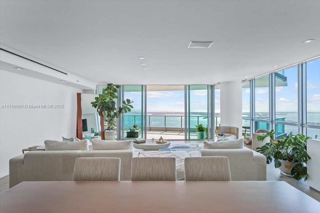 合同活跃: $4,350,000 (4 贝兹, 4 浴室, 3415 平方英尺)