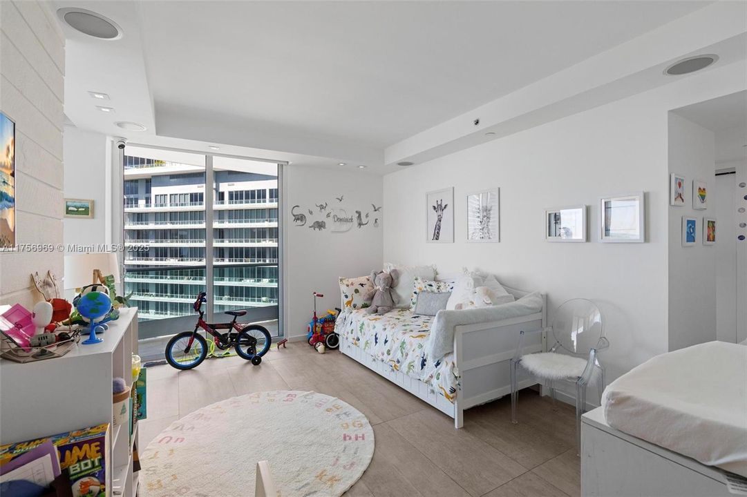 合同活跃: $4,350,000 (4 贝兹, 4 浴室, 3415 平方英尺)