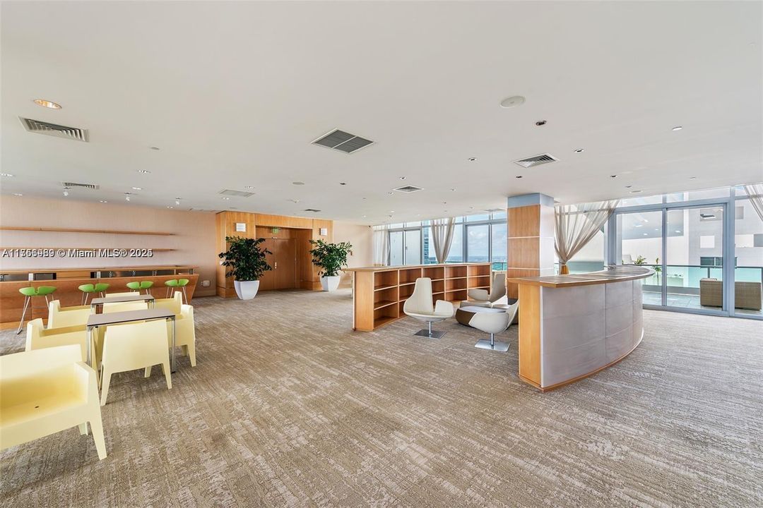 合同活跃: $4,350,000 (4 贝兹, 4 浴室, 3415 平方英尺)