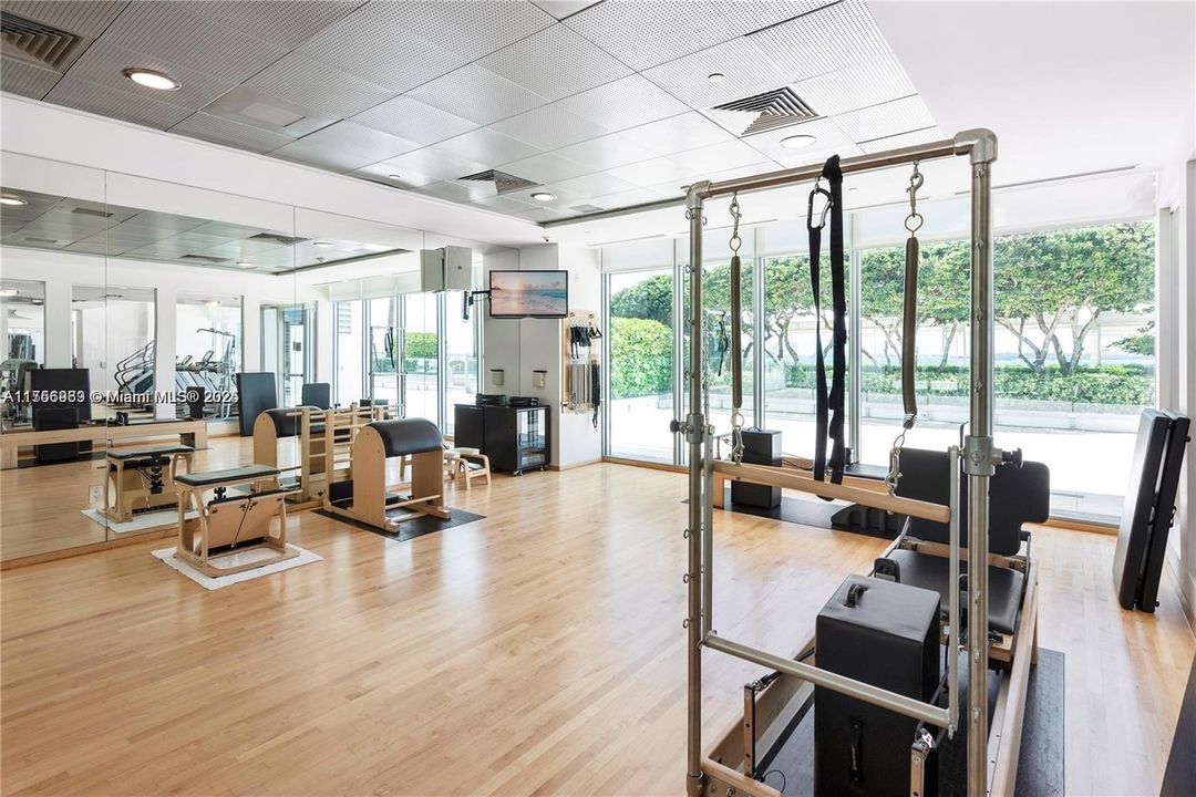 合同活跃: $4,350,000 (4 贝兹, 4 浴室, 3415 平方英尺)