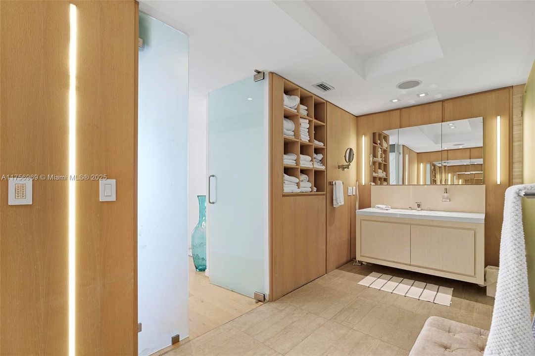 合同活跃: $4,350,000 (4 贝兹, 4 浴室, 3415 平方英尺)