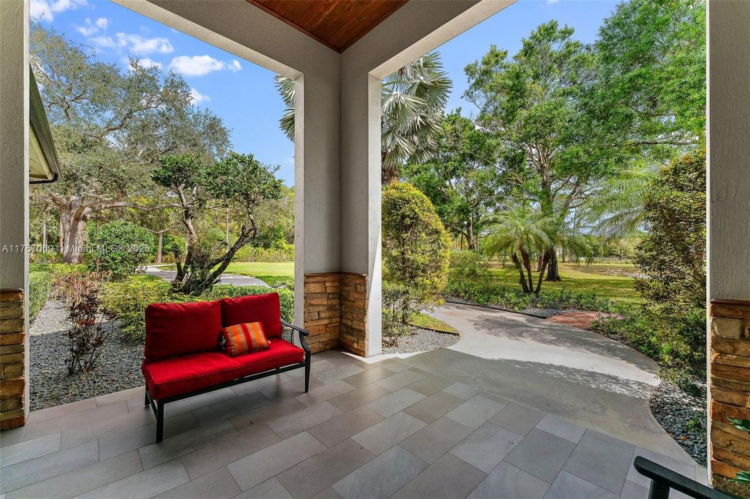 Recently Sold: $2,900,000 (5 beds, 4 baths, 4884 Square Feet)