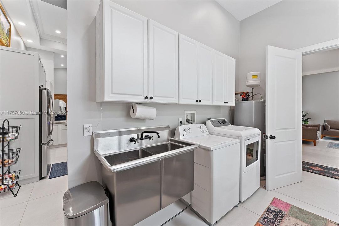 Recently Sold: $2,900,000 (5 beds, 4 baths, 4884 Square Feet)