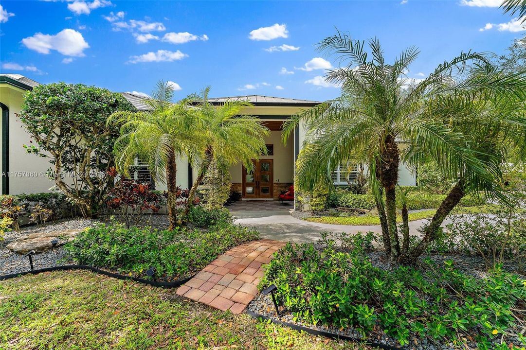 Recently Sold: $2,900,000 (5 beds, 4 baths, 4884 Square Feet)