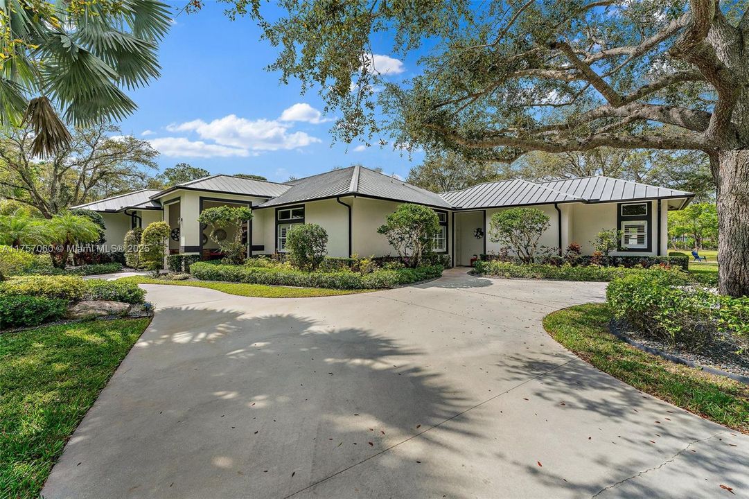 Recently Sold: $2,900,000 (5 beds, 4 baths, 4884 Square Feet)