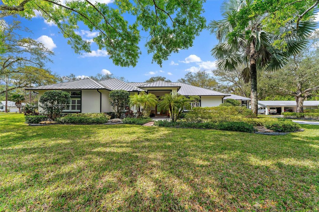 Recently Sold: $2,900,000 (5 beds, 4 baths, 4884 Square Feet)