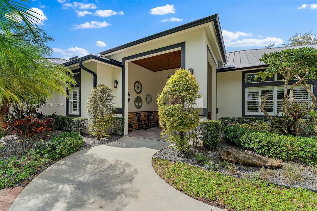 Recently Sold: $2,900,000 (5 beds, 4 baths, 4884 Square Feet)