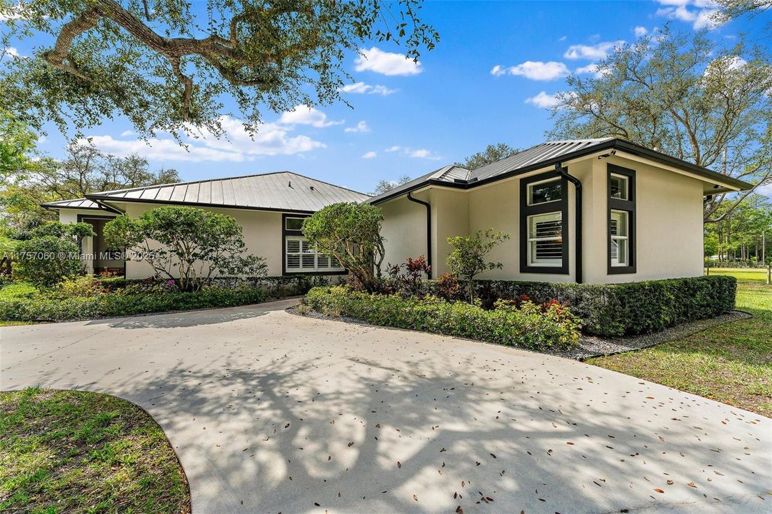 Recently Sold: $2,900,000 (5 beds, 4 baths, 4884 Square Feet)