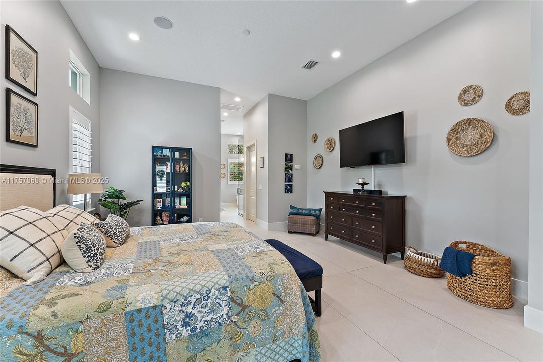 Recently Sold: $2,900,000 (5 beds, 4 baths, 4884 Square Feet)