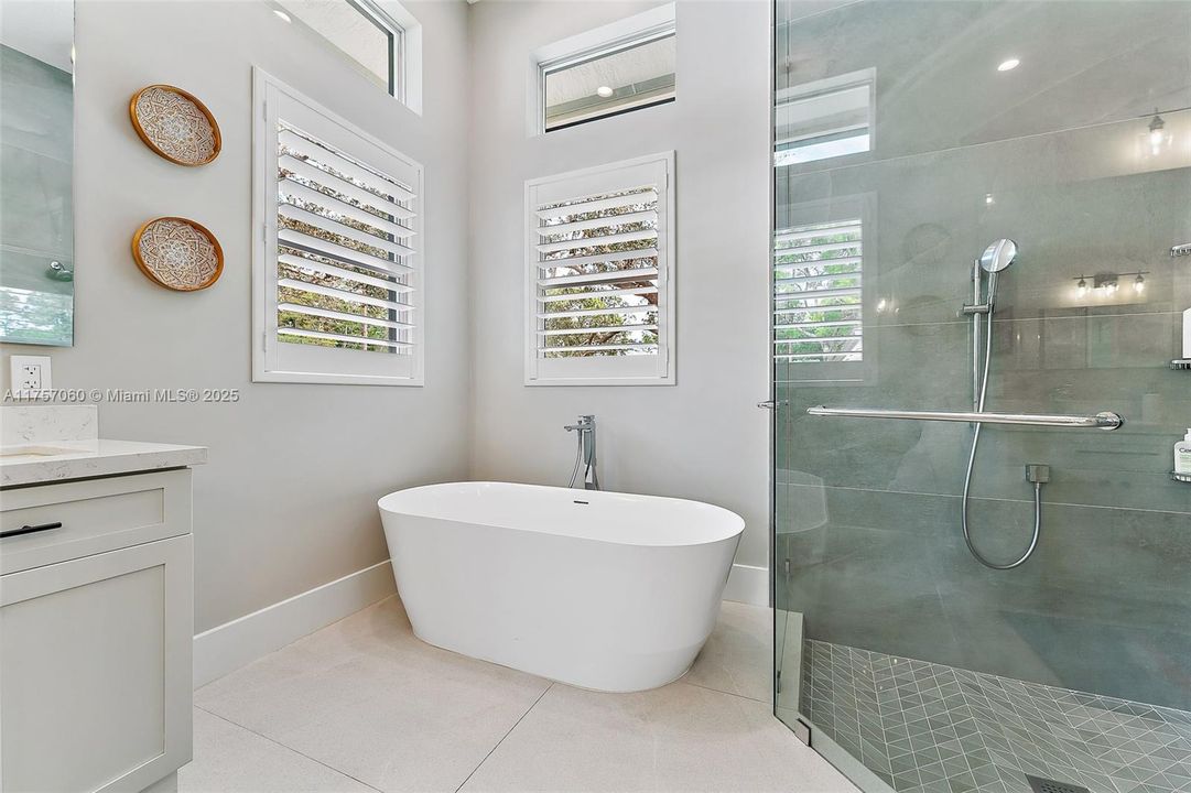 Recently Sold: $2,900,000 (5 beds, 4 baths, 4884 Square Feet)