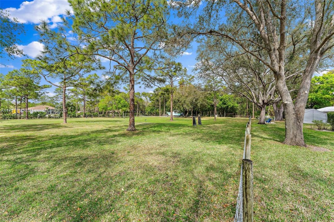 Recently Sold: $2,900,000 (5 beds, 4 baths, 4884 Square Feet)