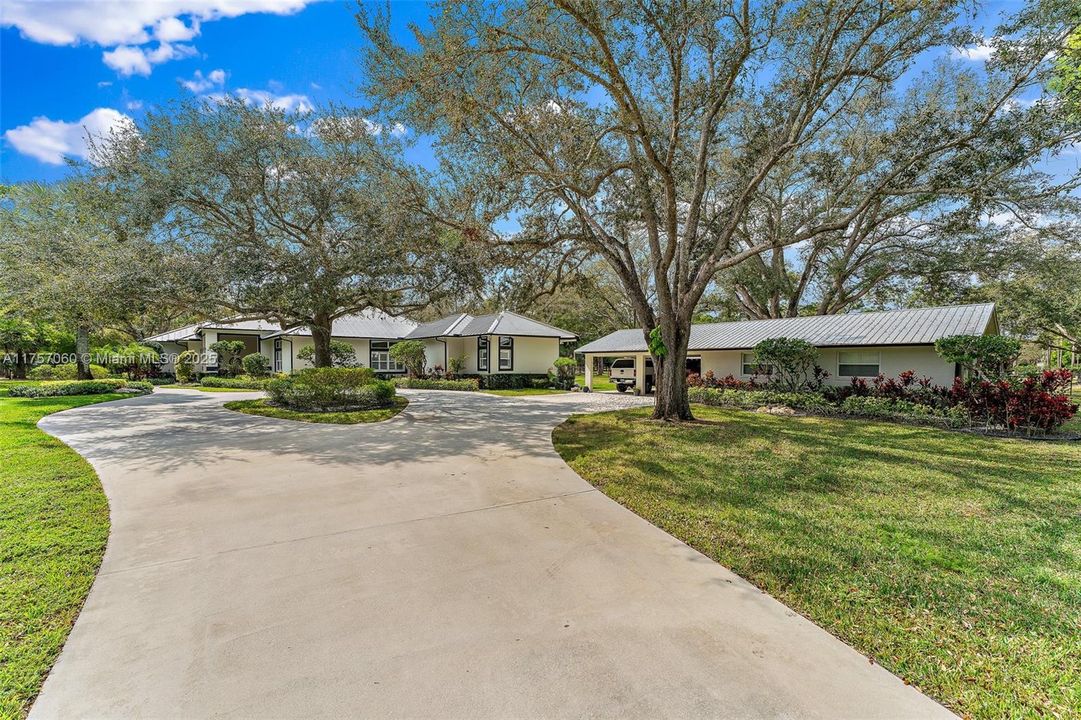 Recently Sold: $2,900,000 (5 beds, 4 baths, 4884 Square Feet)