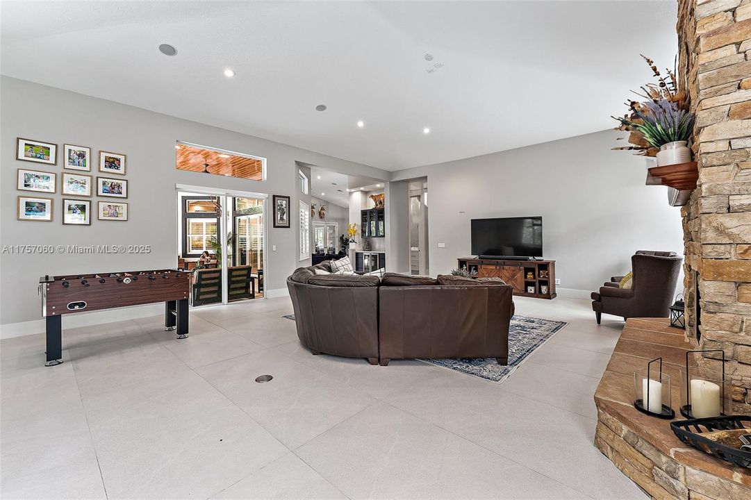 Recently Sold: $2,900,000 (5 beds, 4 baths, 4884 Square Feet)