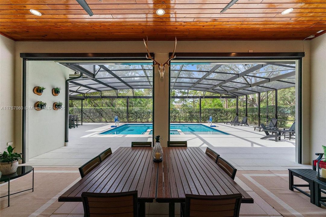 Recently Sold: $2,900,000 (5 beds, 4 baths, 4884 Square Feet)